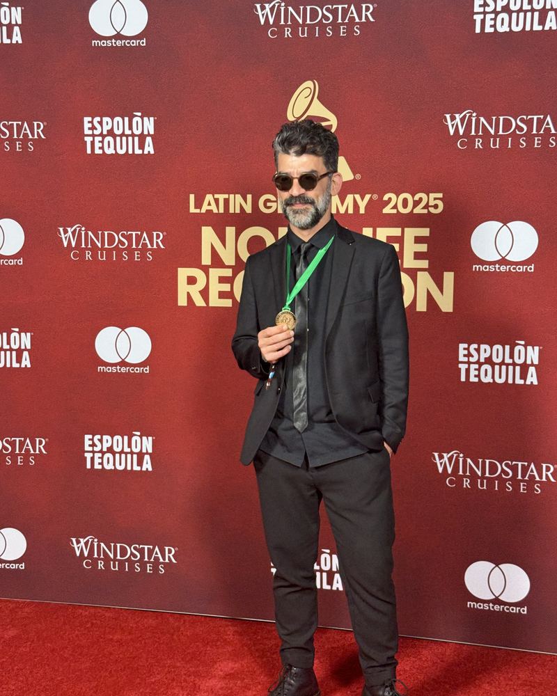 Antonio con la medalla de nominado frente al fondo del Latin GRAMMY 2025