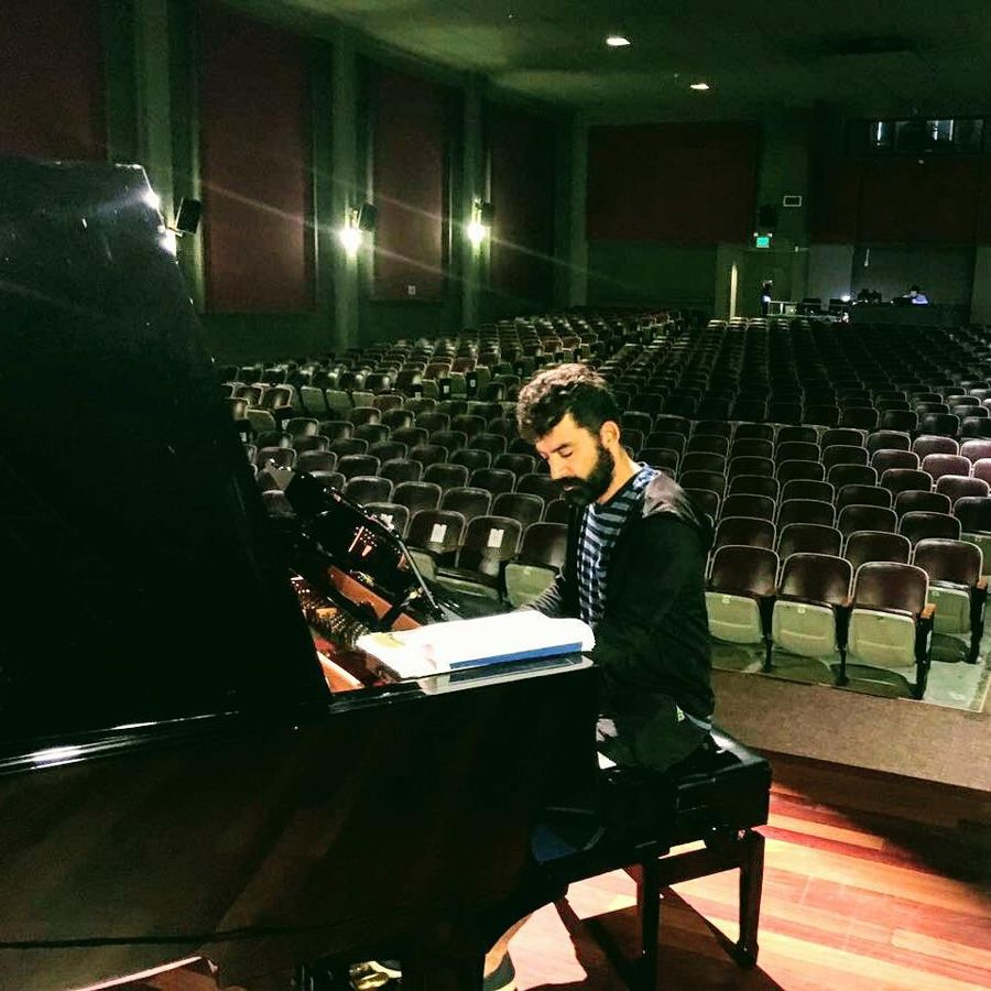 Antonio al piano frente a la platea vacía de un auditorio