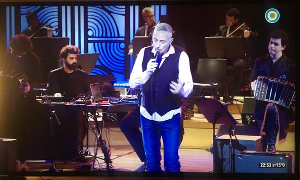 Tanghetto en vivo en televisión con un cantante invitado