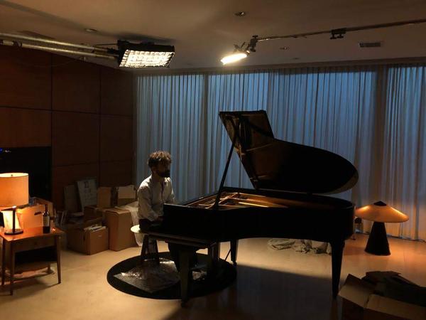 Antonio al piano de cola en un set de filmación