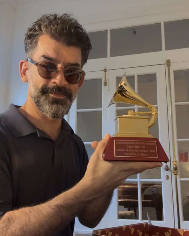 Antonio con la estatuilla del Latin GRAMMY de Tanghetto